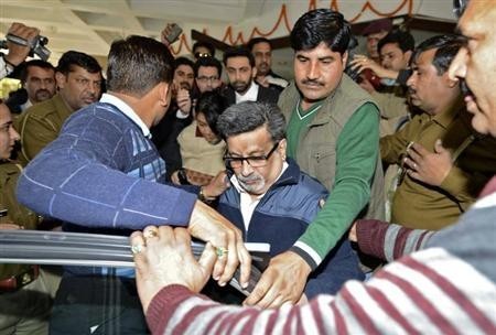 Dentists Rajesh Talwar (front C) and wife Nupur (back C, in shawl) are taken to a court in Ghaziabad on the outskirts of New Delhi November 25, 2013.