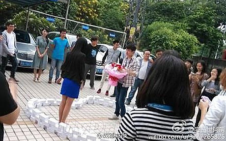A Chinese man proposed his girlfriend by stacking 99 iPhone 6 in the form of a heart ahead of Singles Day. She turned him down, he is still single. A Chinese man proposed his girlfriend by stacking 99 iPhone 6s in the form of a heart ahead of Singles Day. She turned him down, he is still single.