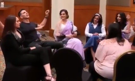 Sonakshi Sinha and Akshay Kumar pull off a prank Sonakshi Sinha and Akshay Kumar pull off a prank