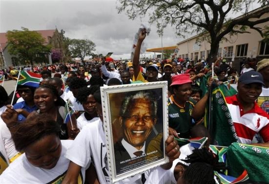 Thousands greet Mandela Thousands greet Mandela