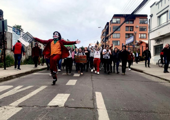 Protesters in Chile. Image: @PeterVujin/Twitter Protests in Chile