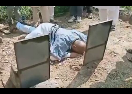 ali bhatt at his parents' graves