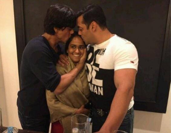 When Salman Khan Served Drinks to Shah Rukh at Arpita's Sangeet Ceremony! When Salman Khan Served Drinks to Shah Rukh at Arpita's Sangeet Ceremony!