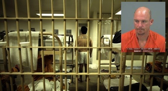 Inset:Joseph Andrew Dekenipp, the pinal country prisoner broke scaled wall,crawled through wire to meet his girlfriend/Reuters/Videograb Inset:Joseph Andrew Dekenipp, the pinal country prisoner broke scaled wall,crawled through wire to meet his girlfriend/Reuters/Videograb