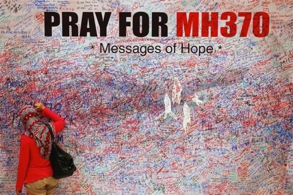A woman who was flying in another flight has claimed that she saw the missing Malaysian Airlines plane MH370 sinking near Andaman Islands