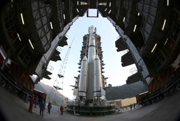 The Long March 3B rocket carrying the Chang'e-3 lunar probe is seen docked at the launch pad at the Xichang Satellite Launch Center in Liangshan, Sichuan province 1 December. Chang'e-3