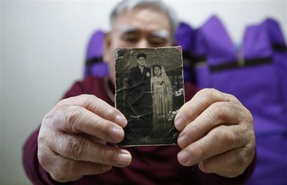 Jang Choon, who has been selected as one of 82 participants of the reunion ceremony this Thursday, poses for photographs with a picture of his youngest brother Jang Ha-choon whom he will meet at a reunion ceremony, at his house in Namyangju, east of Seoul February 19, 2014. REUTERS Jang Choon, who has been selected as one of 82 participants of the reunion ceremony this Thursday, poses for photographs with a picture of his youngest brother Jang Ha-choon whom he will meet at a reunion ceremony, at his house in Namyangju, east of Seoul February 19, 2014. REUTERS