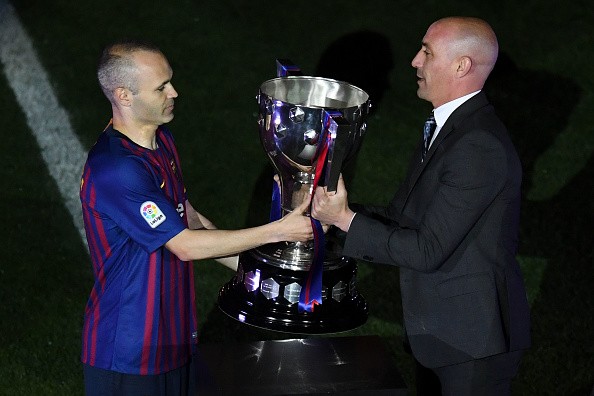 Iniesta receiving the La Liga title. Andres Iniesta