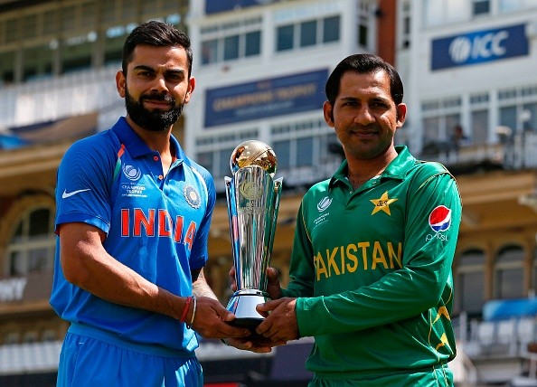 Virat Kohli and Sarfraz Ahmed stand with the Champions Trophy. India vs Pakistan, Champions Trophy 2017 final, India vs Pakistan Champions Trophy final, Indian cricket team, Pakistan cricket team, Virat Kohli, Sarfraz Ahmed
