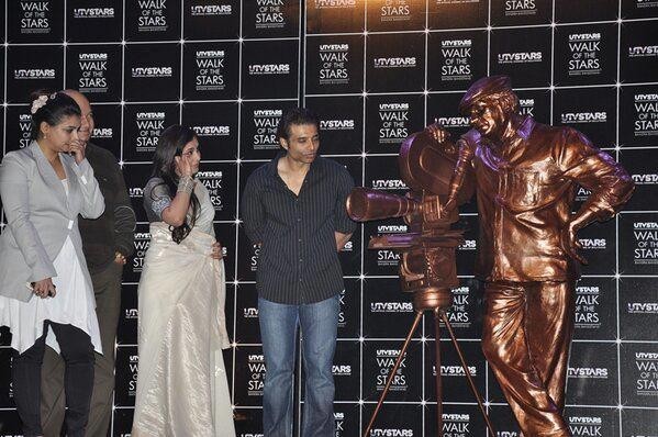 Vaibhavi Merchant, Prem Chopra, Rani Mukherjee and Uday Chopra stand next to Yash Chopra's Statue (Facebook/www.facebook.com/pages/Rani-Mukherjee)