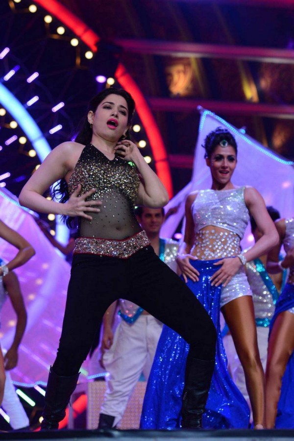 Tamanna's dance Performance at 'IIFA Utsavam 2016 