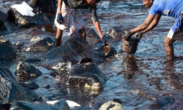 Chennai oil spill: Over 20 tonnes oil spilt into sea after ships ...