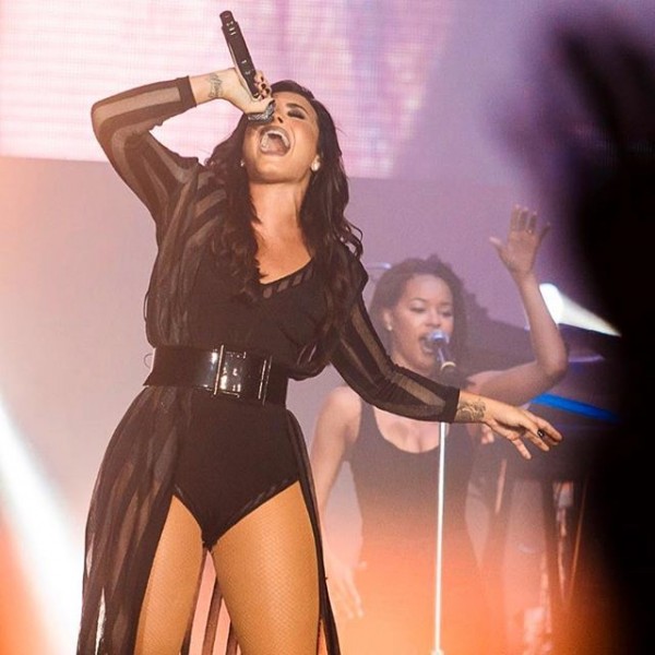Demi Lovato Flaunts Her Long Legs Photos Images Gallery 64378