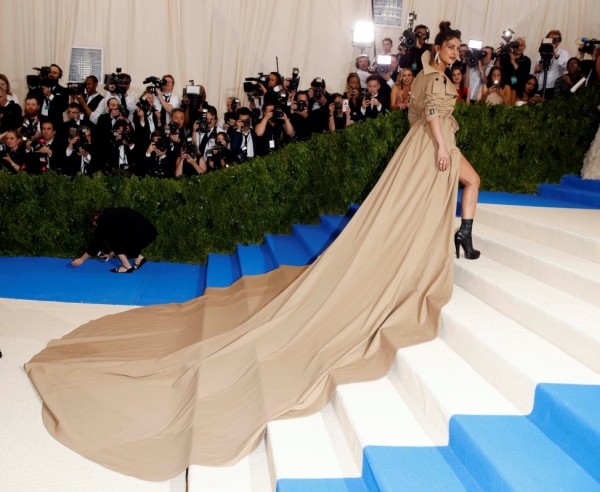 Priyanka Chopra looked stunning in Trench Coat dress with longest train ...