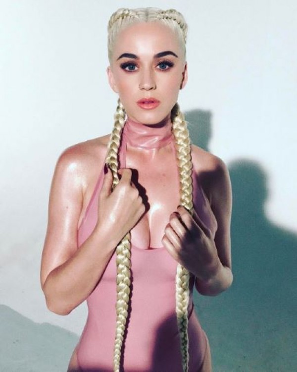 Katy Perry Flaunts Her Toned Body In Pink Suit Photosimagesgallery 65912 