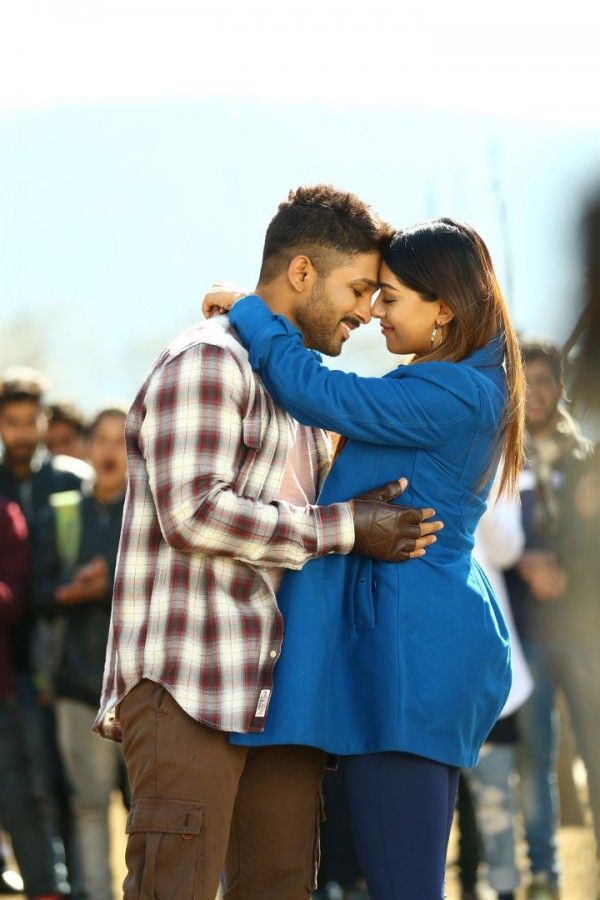 Allu Arjun Anu Emmanuel S Naa Peru Surya Naa Illu India Movie Stills Photos Images Gallery