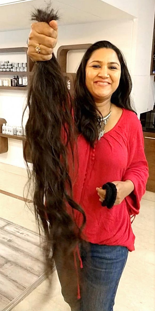 Singer Rajnigandha cuts knee-length hair and the internet ...