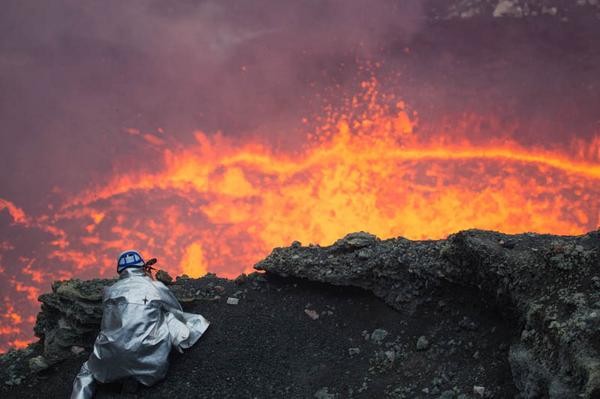 Canadian Takes Incredible Selfie Inside Active Volcano [PHOTOS+VIDEO ...