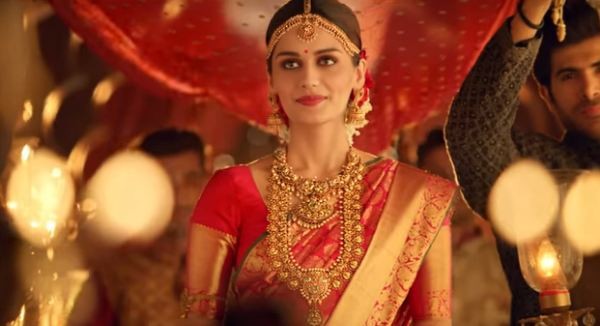 Manushi Chhillar steals the limelight from Kareena Kapoor in new commecial