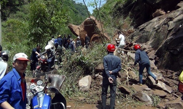 Rescuers try to remove rocks blocking a road after a strong earthquake of 6.6 magnitude hit Lushan county. (credit: Reuters) Rescuers try to remove rocks blocking a road after a strong earthquake of 6.6 magnitude hit Lushan county.