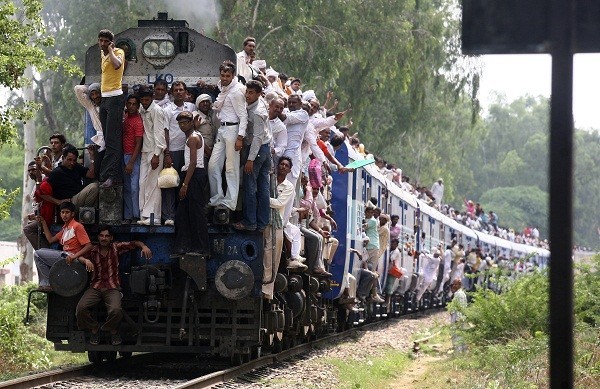 Hindu devotees travel in an overcrowded passenger train after taking a holy dip and offering prayers in the waters of Brahma Sarovar, a sacred pond, during a solar eclipse in the northern Indian city of Kurukshetra July 22, 2009/Reuters Hindu devotees travel in an overcrowded passenger train after taking a holy dip and offering prayers in the waters of Brahma Sarovar, a sacred pond, during a solar eclipse in the northern Indian city of Kurukshetra July 22, 2009