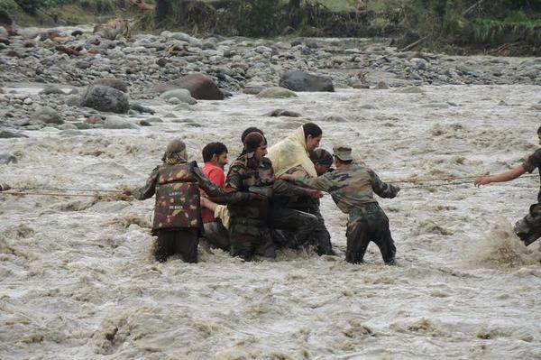 The Armed Forces rescue people in the Kashmir floods Indian Army in kashmir rescue