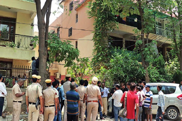 The police is not ruling out the involvement of outsiders, although the content of the note indicates that Singh killed his family before hanging himself from the ceiling. Prakash Singh pharam executive kills self