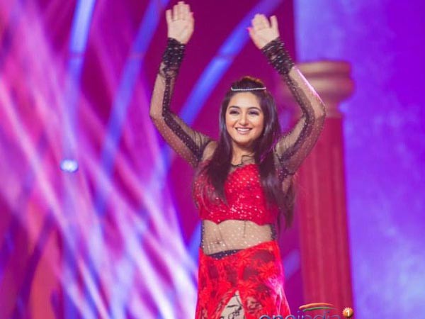 Moments before Ragini Dwivedi suffered the wardrobe malfunction. Ragini Dwivedi
