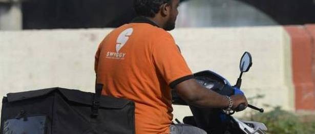 Swiggy's delivery partner 游