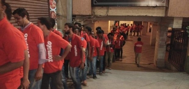 Zomato delivery executives. 佐伊