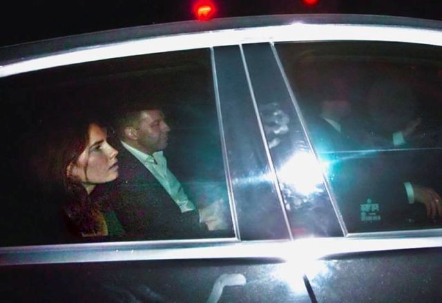 Amanda Knox leaves the prison in Perugia on a car with Corrado Maria Daclon, secretary general of the Italy-USA Foundation (WikimediaCommons/Scott335)