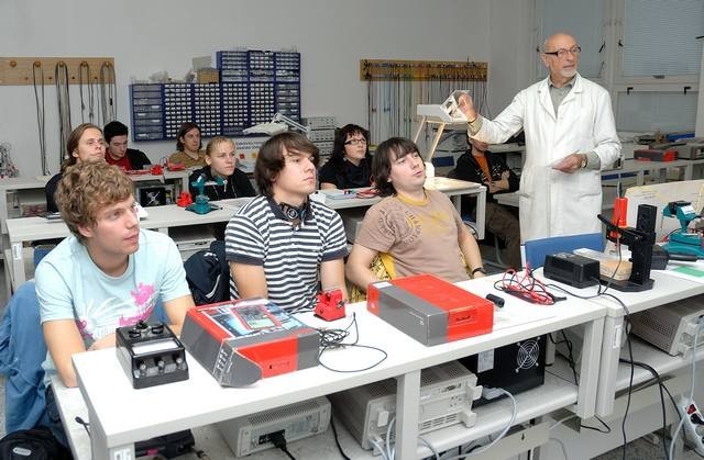 Teacher Appreciation Week and National Teacher Day has arrived. Here are 10 heart-warming quotes to share. (Photo: Wikimedia Commons/VIC CVUT)