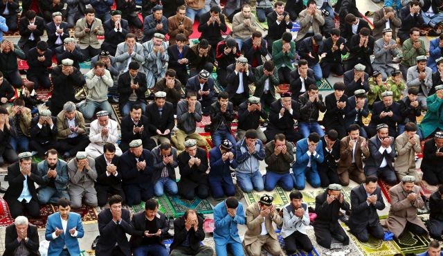 Muslims pray at a mosque in Xinjiang region Muslims pray at a mosque in Xinjiang region