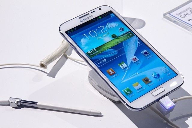A Samsung Galaxy Note II phone-cum-tablet is displayed during the first day of the Consumer Electronics Show (CES) in Las Vegas January 8, 2013. Samsung Galaxy Note 2 Smartphone During CES 2013 Event