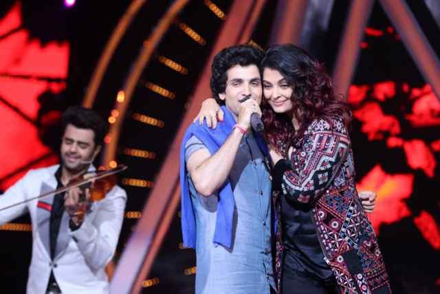Aishwarya Rai Bachchan with an Indian Idol 10 contestant Aishwarya Rai Bachchan with an Indian Idol 10 contestant