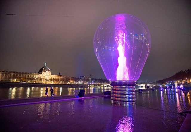 Choose incandescent or halogen lighting while playing PUBG Mobile France Festival of Lights