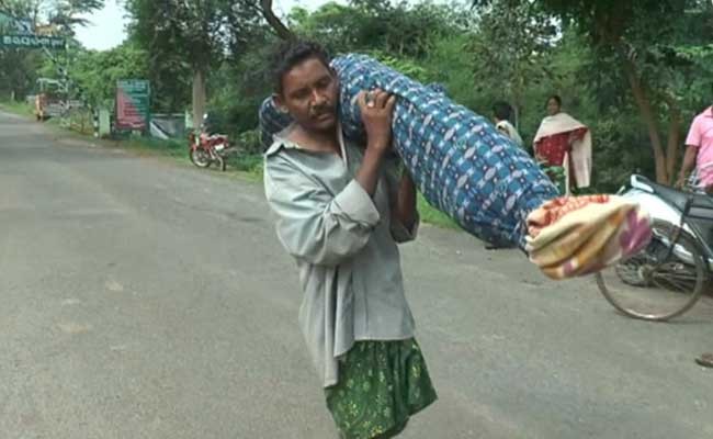 Dana Majhi with his wife's body after the hospital denied him an ambulance last August. Odisha man