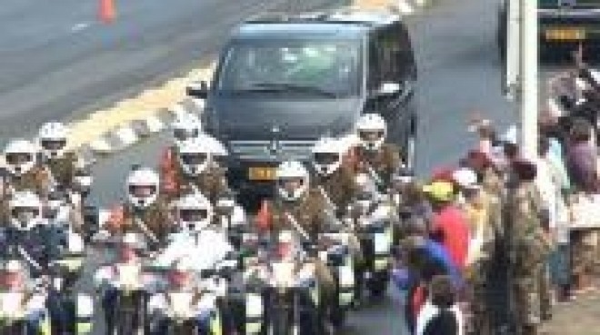 Mandela's funeral cortege passes through Pretoria