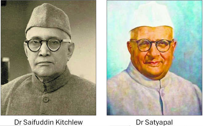Dr Saifuddin Kichlew and Dr Satyapal who were arrested by the British government in 1919 to divide Hindus and Muslims in India Dr Satya pal