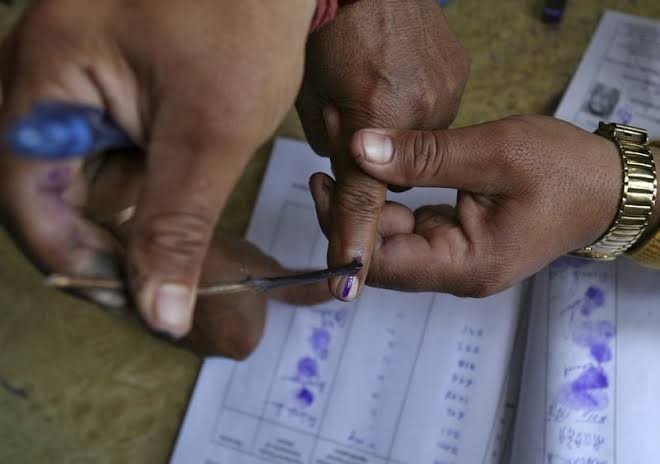 There are total of seventy seats in Delhi out of which Aam Aadmi Party won sixty seven last time. delhi voting