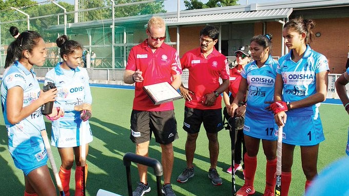 Sjoerd Marijne giving instructions to the hockey team Sjoerd Marijne