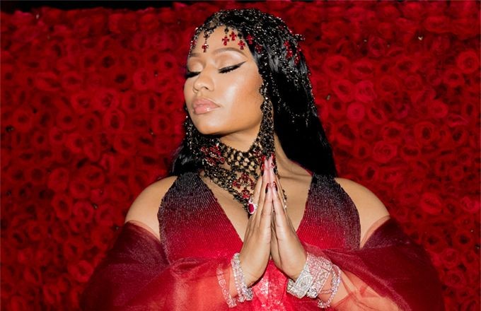 Nicki Minaj accidentally flashes crowd at Made In America festival Nicki Minaj