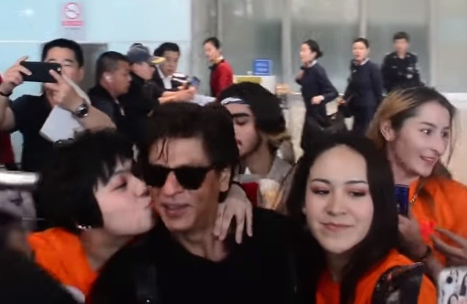 Shah Rukh Khan makes Chinese fans go crazy at an airport. Shah Rukh Khan makes Chinese fans go crazy at an airport