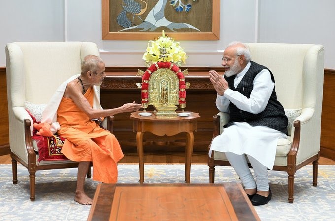 PM Modi with Vishwesha Teertha Swami. Modi Vishwesha Teertha Swami