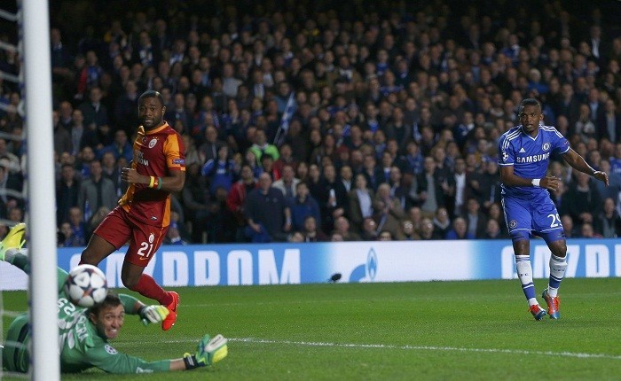Chelsea striker Samuel Eto'o scores past Galatasaray goalkeeper Fernando Muslera in their Champions League game, 18 March. Reuters Eto'o Chelsea Muslera Galatasaray