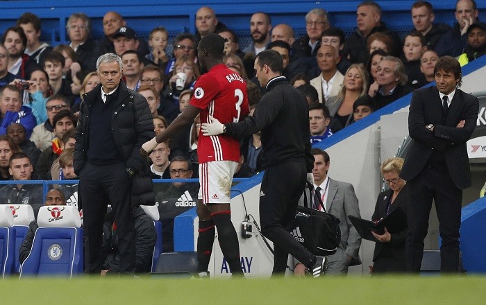 Manchester United defender Eric Bailly comes off injured during the Premier League game against Chelsea as Jose Mourinho (L) and Antonio Conte (R) watch on, October 23, 2016 Jose Mourinho Eric Bailly Manchester United Antonio Conte Chelsea