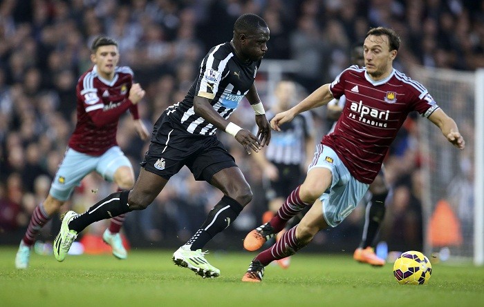 Newcastle midfielder Moussa Sissoko (L) and West Ham midfielder Mark Noble challenge for the ball in their English Premier League game Moussa Sissoko Newcastle Mark Noble West Ham