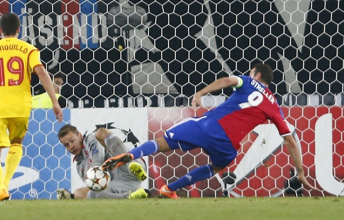 Marco Streller scores the winner for FC Basel against Liverpool Marco Streller FC Basel Mignolet Liverpool