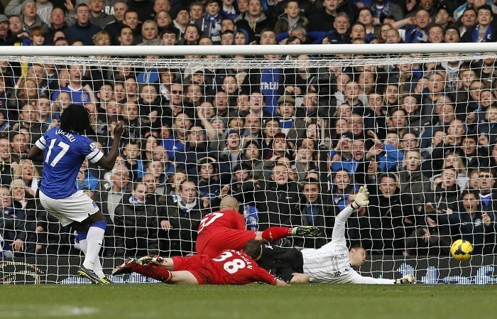 Everton striker Romelu Lukaku scores past Liverpool goalkeeper Simon Mignolet in their Merseyside Derby, November 23. Reuters Lukaku Everton Liverpool