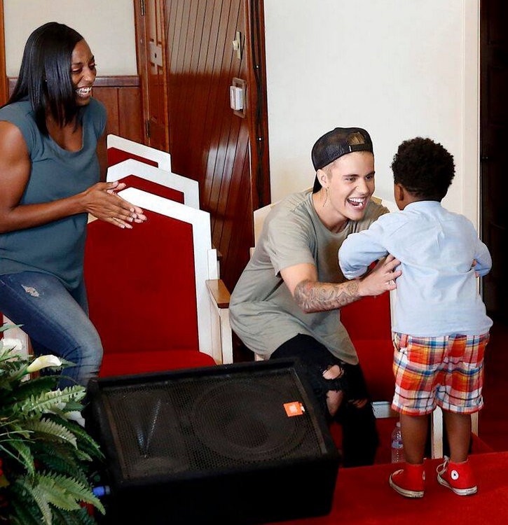 Cute Justin Bieber Pics with Kids - Photos,Images,Gallery - 26087